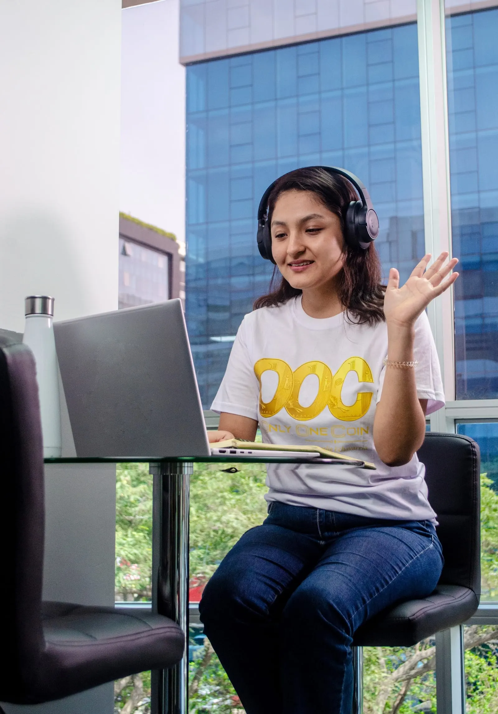 Docente de Only One Coin dictando una clase online