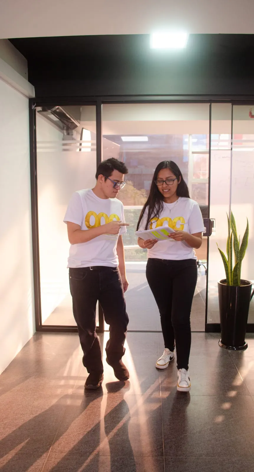 Dos alumnos de Only One Coin repasando el temario juntos